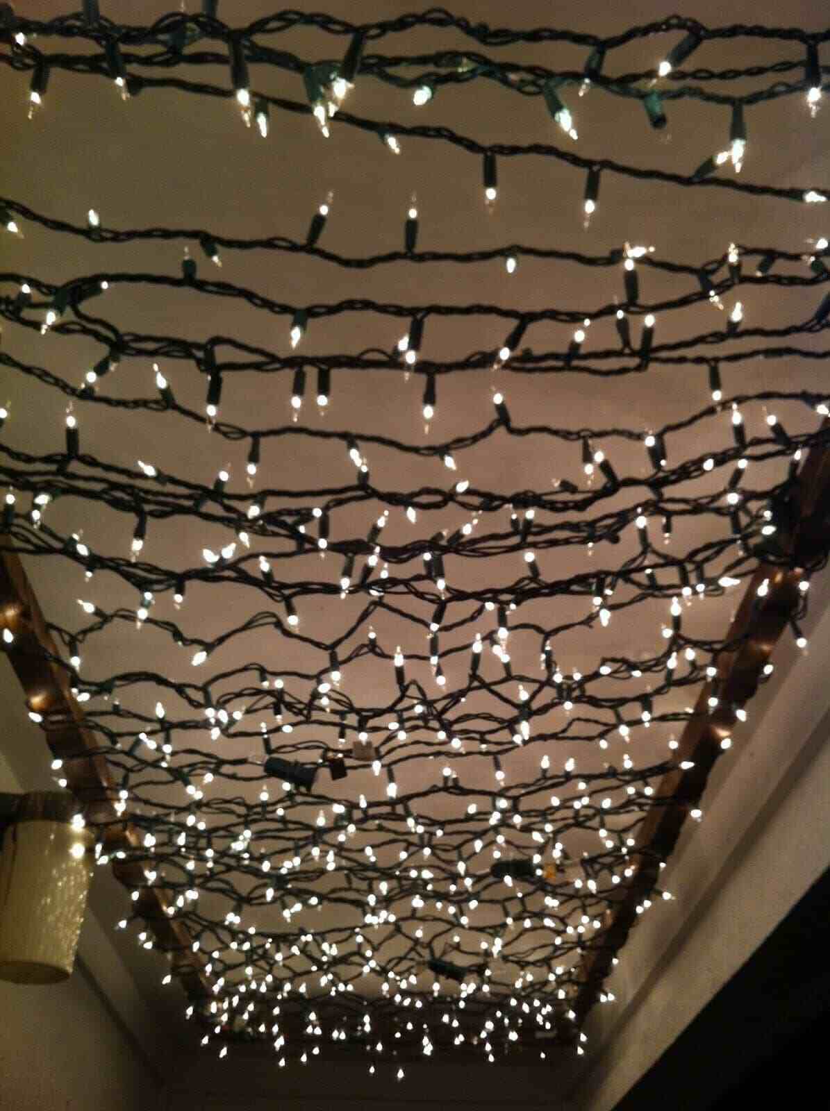 Iluminación navideña en techo